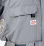 AUTO1-9820 長袖ツヅキ服(AIR) 右胸ポケットのオーバーフラップ部には反射素材を折り込んだタブを採用。ワンポイントのオシャレとともにつかみやすくなっています。