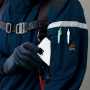 AZ-8976 防寒ブルゾン（男女兼用） 袖反射テープ・大型左袖ポケット/フルハーネス使用時に影響のない袖上部に反射テープを装備。左袖上部にファスナーポケットとペン差しを装備。