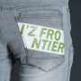 IZFRONTIER7454 接触冷感ストレッチデニムハーフパンツ 23/スモークグレーのバックプリント